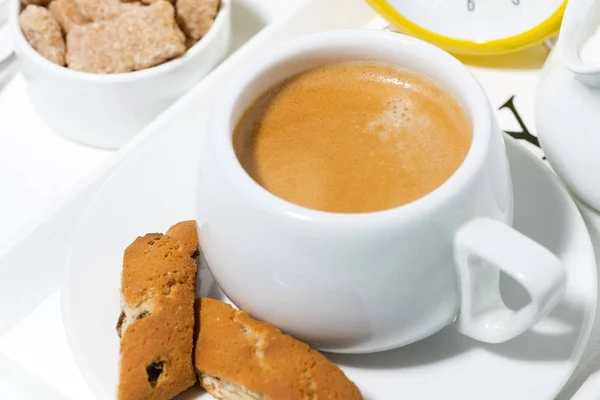 Tasse de café avec des bonbons pour le dessert, vue rapprochée du dessus — Photo