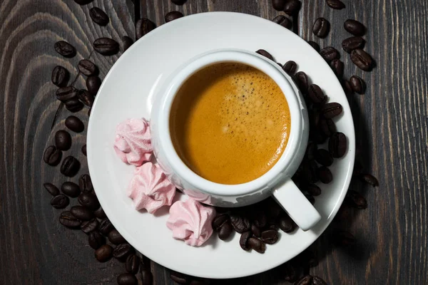 Bir fincan espresso ve pembe kremalı pasta. — Stok fotoğraf