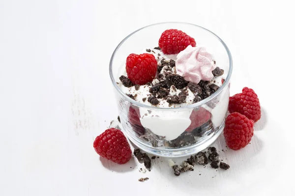 Postre con frambuesas frescas, galletas de chocolate y crema — Foto de Stock