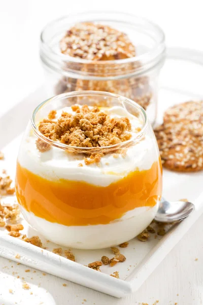 Dessert con zucca, panna montata e biscotti, verticale — Foto Stock