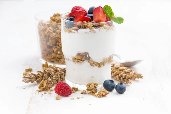 Gesundes Dessert mit Naturjoghurt, Müsli und Beeren — Stockfoto