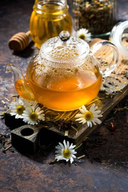 bir cam çaydanlık, dikey tatlı kokulu papatya çayı