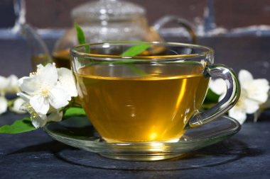 karanlık bir arka plan, closeup Tarih kokulu Yasemin çayı