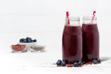 sağlıklı berry smoothies chia tohum ve goji meyveleri ile 
