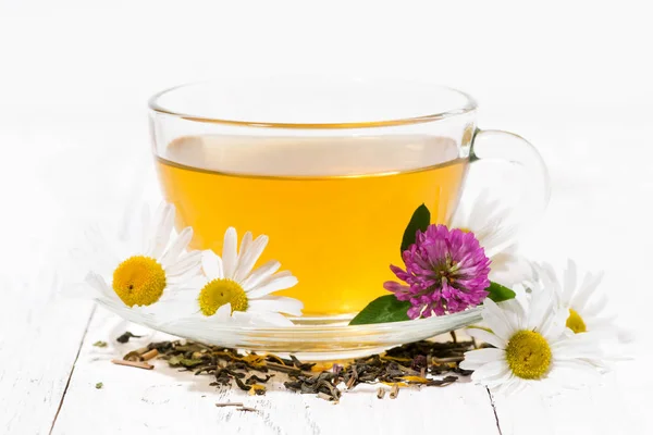 Ароматный травяной чай в чашке на белом деревянном фоне, крупным планом — стоковое фото