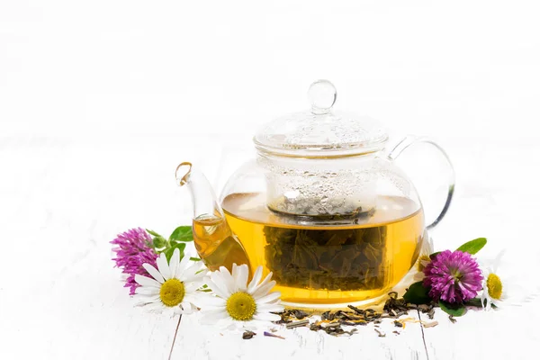 Ароматный травяной чай в чайник на белом фоне — стоковое фото