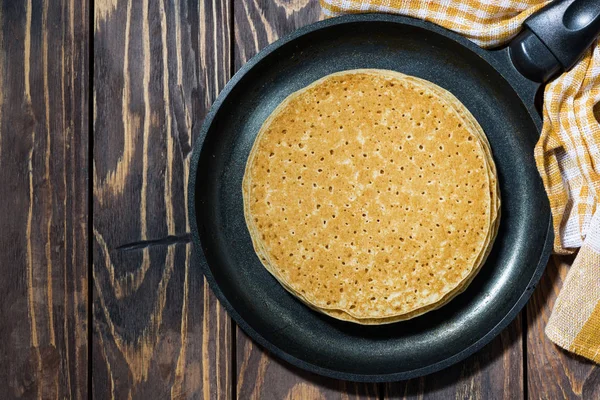 Crêpes fines traditionnelles dans une poêle, vue sur le dessus — Photo