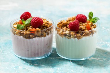 granola, ahududu, meyve ve doğal yoğurt tatlısı 