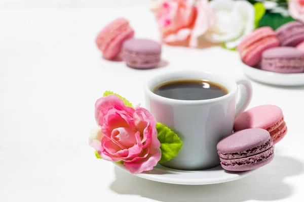 杏仁饼干, 杯咖啡和花在白桌上 — 图库照片