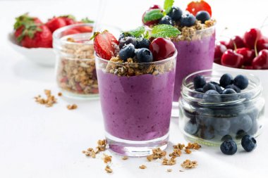 Yaban mersini tatlı granola üzerinde beyaz bir arka plan ile