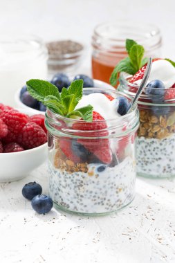 Chia, çilek ve yulaf gevreği, dikey bir kavanoza Servis Kahvaltı