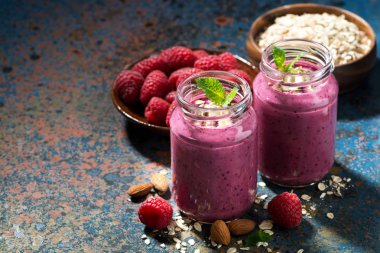 sağlıklı berry smoothies ile yulaf ezmesi