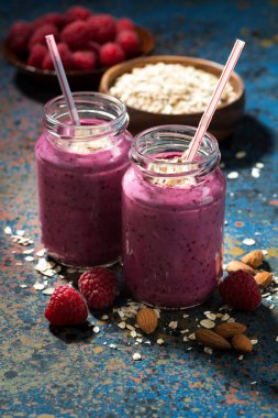 karanlık bir arka plan üzerinde yulaf ezmesi ile sağlıklı berry smoothies