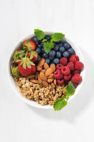 Breakfast bowl with fresh berries, granola and almond, vertical — Stock Photo, Image