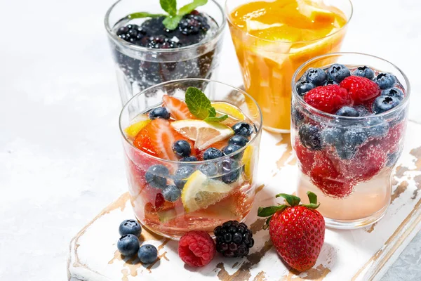 Çilek ve beyaz arka plan üzerinde meyve ile gazlı içecekler — Stok fotoğraf