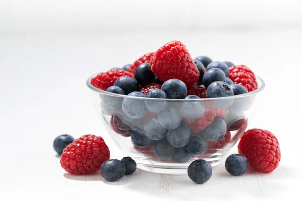 Fresh seasonal berries in a glass bowl, closeup — Stock Photo, Image