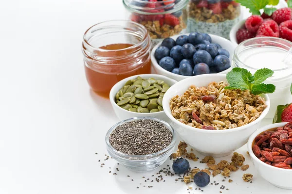 Alimentos para una nutrición saludable y desayuno sobre fondo blanco —  Fotos de Stock