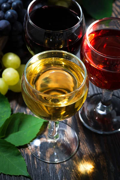 Крупный план бокалов для вина на деревянном фоне, вертикальный — стоковое фото
