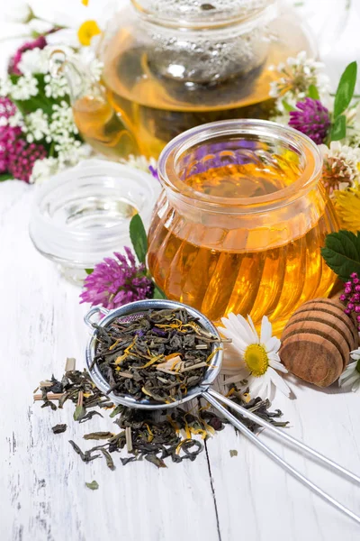 Mel de flor fresca, chá e ingredientes — Fotografia de Stock
