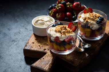 Çeşitli taze meyve ile muhallebi gözlük ve koyu arka plan