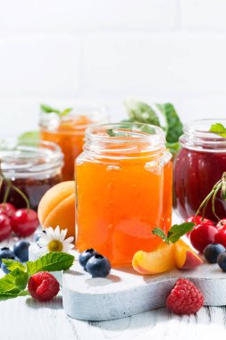 tatlı sıkışmaları ve beyaz arka plan üzerinde mevsim meyveleri