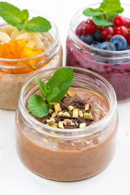 çikolata, tatlılar taze meyveler ve meyve beyaz masada