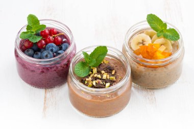 tatlılar taze meyveler, meyve ve çikolata beyaz masada