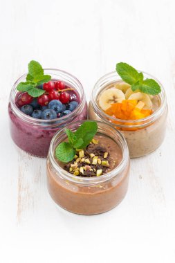 tatlılar taze meyveler, meyve ve çikolata beyaz masada