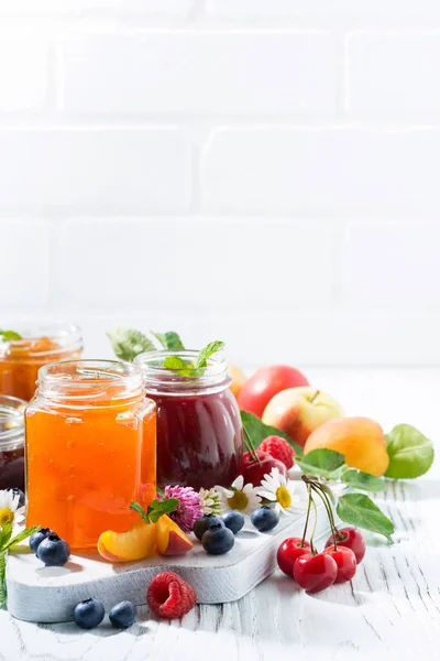 Sortimento de compotas, bagas sazonais frescas e frutas — Fotografia de Stock