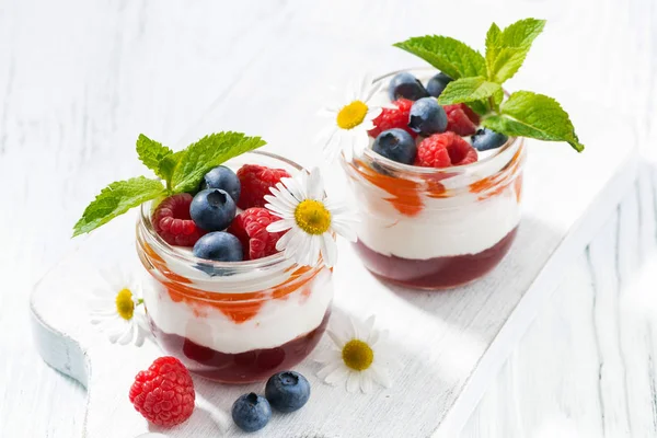 Dessert avec confiture, crème et fruits frais dans un bocal en verre — Photo