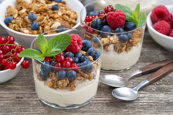 Desszert, édes tejszín, friss bogyós gyümölcsök és granola — Stock Fotó