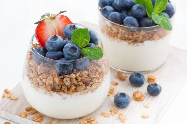 Dessert diététique avec yaourt, granola et baies fraîches, gros plan — Photo
