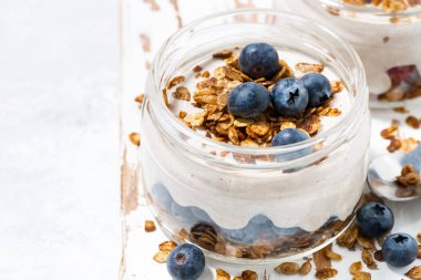 kavanoz, closeup taze çilek ile sağlıklı kremalı tatlı