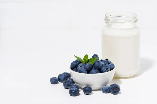 新鲜蓝莓和一瓶牛奶 — 图库照片