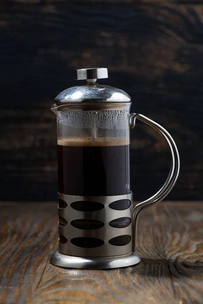 Frisch gebrühter Kaffee in der französischen Presse, vertikal — Stockfoto