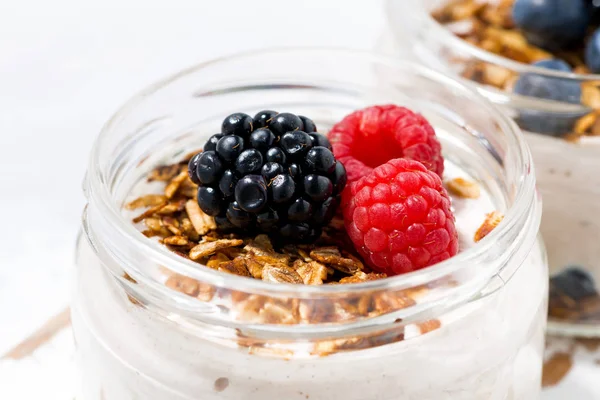 Postre cremoso saludable con bayas en frascos —  Fotos de Stock