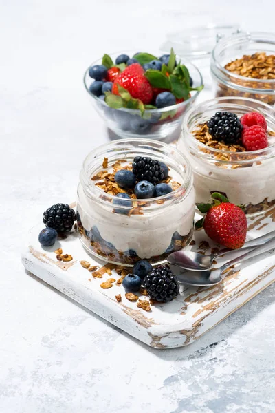 Hälsosam krämig dessert med färska bär, vertikal ovanifrån — Stockfoto