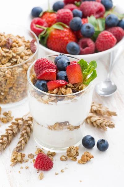 doğal yoğurt, müsli ve çilek ile sağlıklı tatlı 