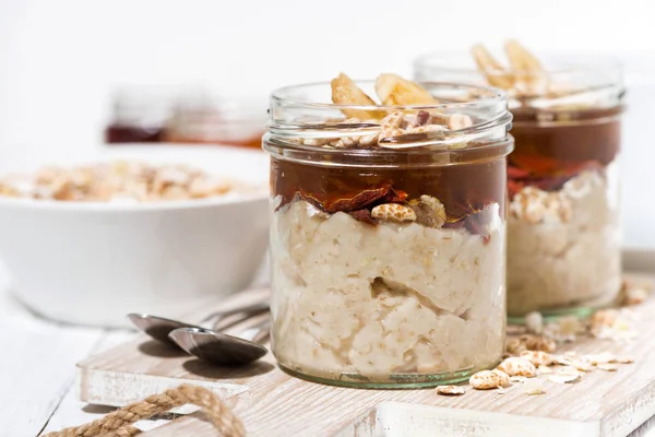 Zoete haver pudding met jam en bananen, close-up — Stockfoto