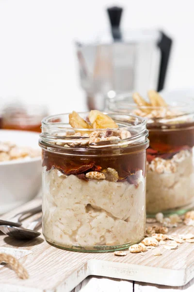 Sweet oat pudding with jam and bananas, vertical closeup — Stock Photo, Image