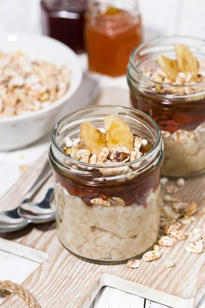 Zoete haver pudding met jam en bananen, bovenaanzicht closeup — Stockfoto