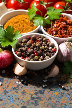 baharatlar ve taze organik sebze, dikey