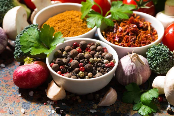 Sortiment av kryddor och färska ekologiska grönsaker — Stockfoto