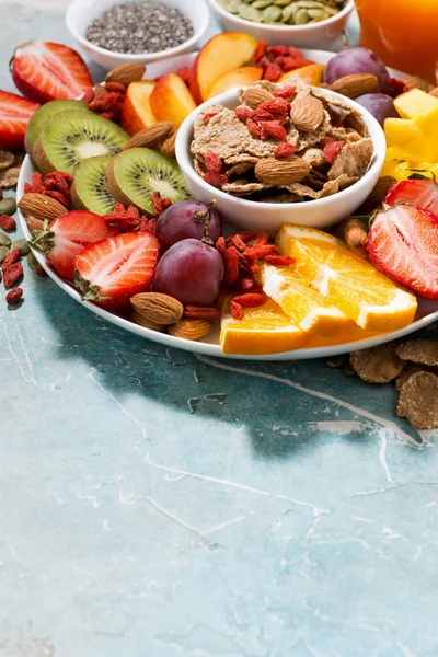 Frutas frescas de temporada, jugos y súper alimentos — Foto de Stock