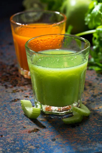 Gläser mit frischem Saft aus Sellerie und Karotten, senkrecht — Stockfoto