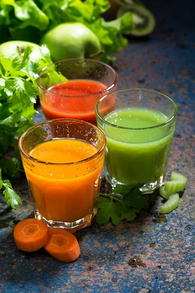 Szklanki świeżego soku roślinnego z marchewki, pomidory i ziela — Zdjęcie stockowe