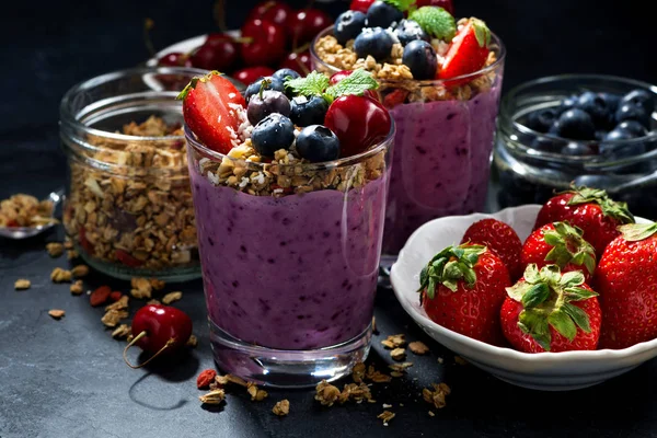 Zdrowe blueberry z muesli i jagody na ciemnym tle — Zdjęcie stockowe