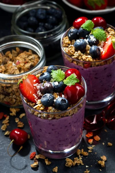 Makanan penutup yang sehat dengan buah beri dan granola segar — Stok Foto