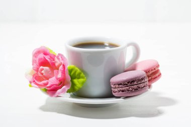 acıbadem kurabiyesi kurabiye, fincan kahve ve beyaz masaya çiçek