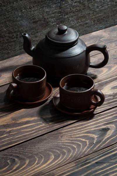 Chinese tea utensils - dark clay teapot and cups, vertical — Stock Photo, Image